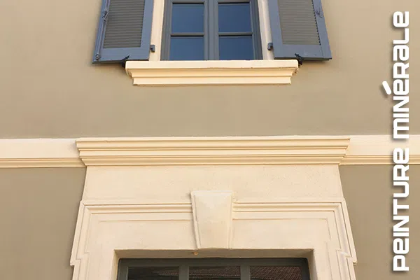 Deux tons de peinture minérale PRB dans le cadre de la rénovation d'une maison du 19e siècle à Nîmes centre
