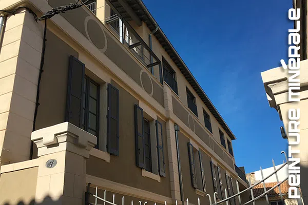 Façade rénovée en peinture minérale PRB pour une maison du 19e siècle à Nîmes centre