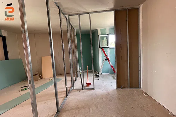 Chantier de réalisation de cloisons intérieures d'une maison individuelle à Vergèze