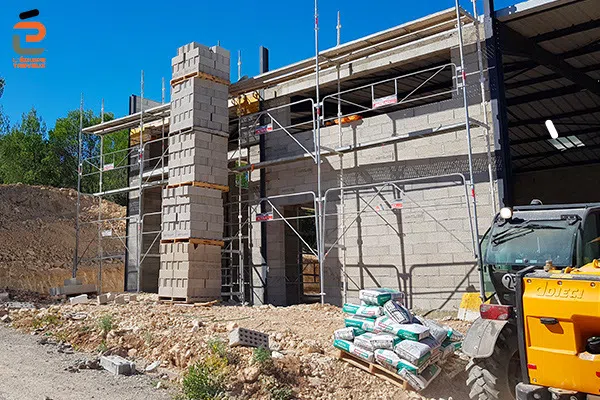 Construction d'entrepots et bureaux pour artisans en structure métal et parpaings béton