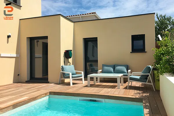 Ravalement de façade en enduit monocouche réalisé par l'Équipe Travaux