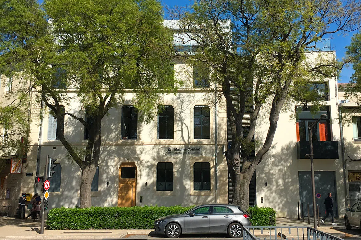 Façade rénovée à l'enduit à la chaux à Nîmes, Quai de la Fontaine