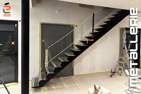 Escalier droit en métal pour une maison d'architecte construite par l'Équipe Travaux