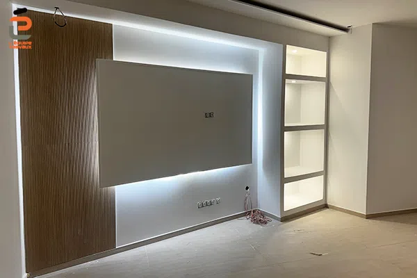 Mur multimédia et bibliothèque en placoplatre avec éclairage intégré pour une maison individuelle à Vergèze