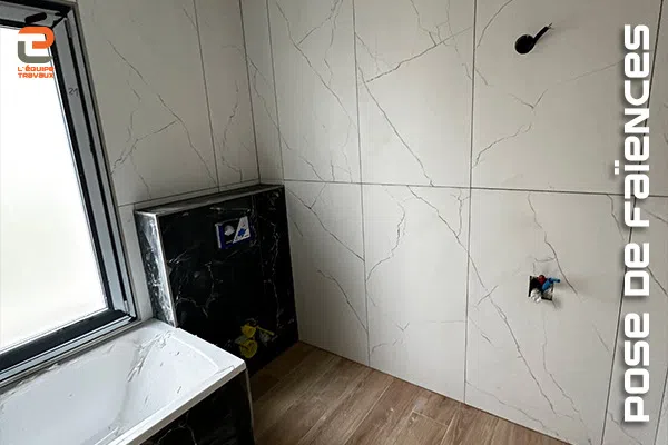 Pose de faïences grand format pour une salle de bain de maison
