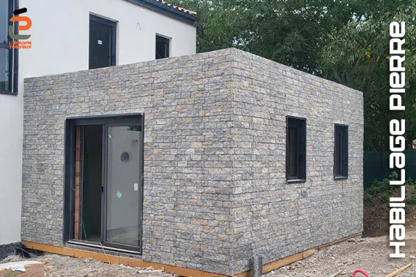 Chantier de pose de pierre agrafées sur façade par l'Équipe Travaux