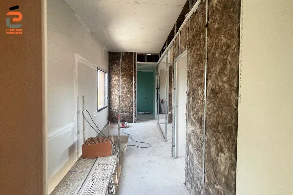 Chantier de réalisation de cloisons intérieures d'une maison individuelle à Vergèze