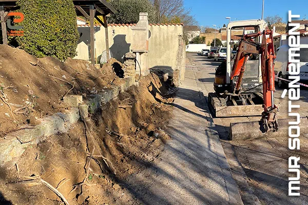 Terrassements pour la rénovation d'un mur de soutènement à Vergèze