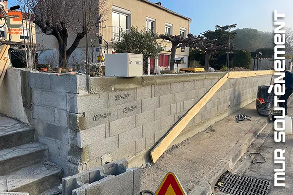 Elévation d'un mur en parpaings pour la rénovation d'un mur de soutènement à Vergèze