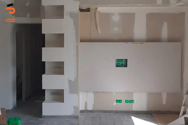 Création d'une niche placoplatre pour télévision avec électricté et éclairage indirect intégrés à Nîmes