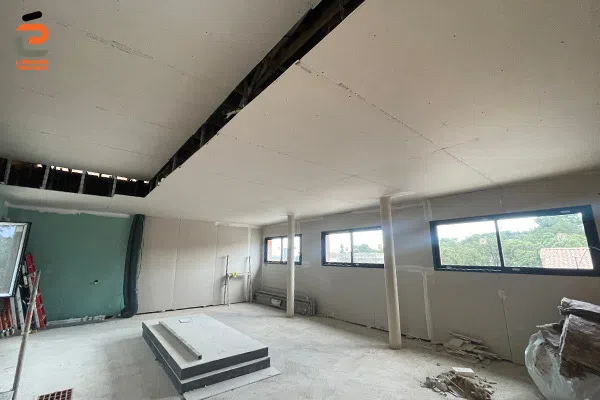 Chantier de pose de contrecloisons isolantes d'une maison individuelle à Vergèze