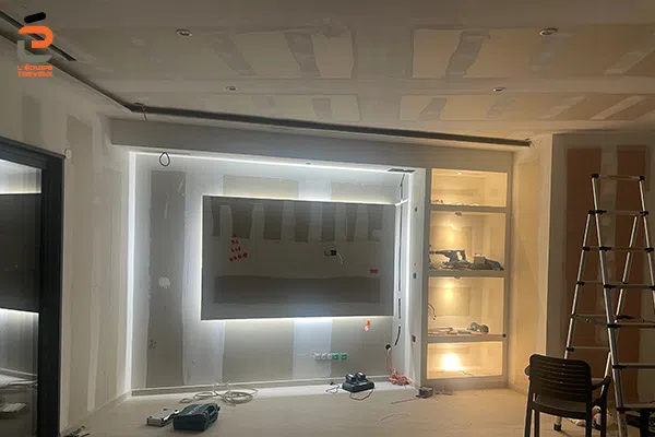 Réalisation d'un mur multimédia et bibliothèque en placoplatre avec éclairage intégré pour une maison individuelle à Vergèze