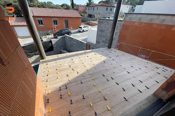 Carrelage aspect bois pour chambre et carrelage antidérapant en cours de pose sur terrasse