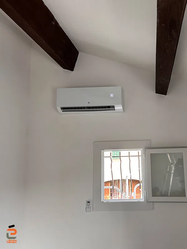 Unité centrale murale de climatisation posé dans une villa rénovée à Castelnau-le-Lez