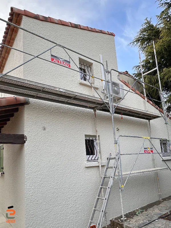 Pose en façade de maison d'un groupe externe de climatisation à Castelnau-le-Lez