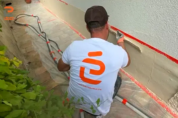 Réalisation d'un soubassement en enduit à la chaux par un façadier L'équipe Travaux