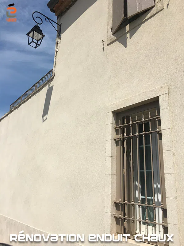 Rénovation de façade en enduit traditionnel à la chaux à Vauvert
