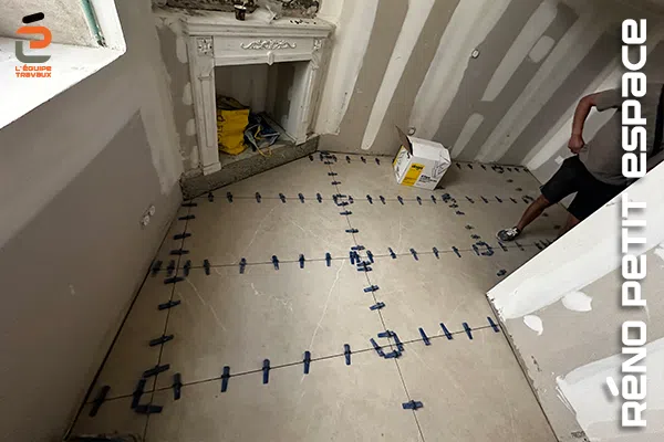Pose de carrelage grand format pour la création d'un studio dans un petit espace ; Calvisson centre historique