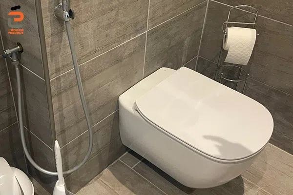 Cuvette wc suspendue pour un appartement à la Grande Motte