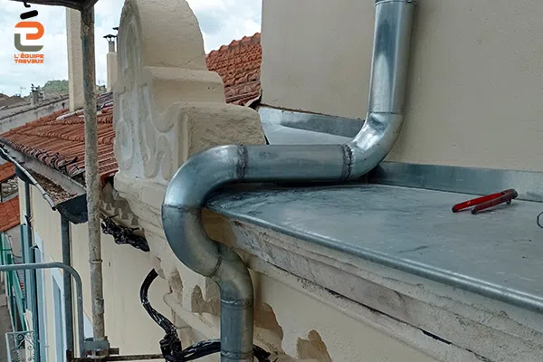 Réalisation de solins et coudes en zinc dans le cadre de la rénovation d'un hôtel particulier à Alès