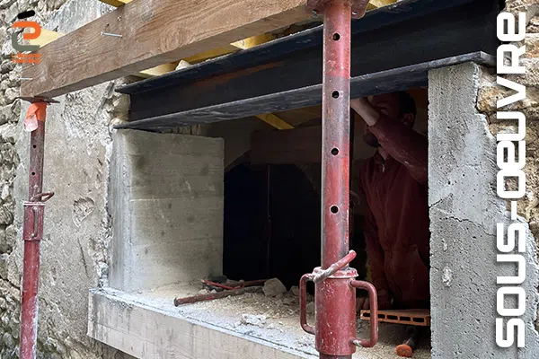 Chantier d'ouverture d'une fenêtre en sous-oeuvre