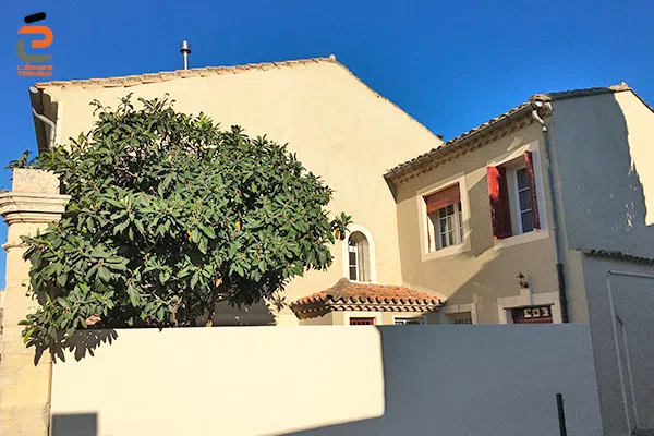 Rénovation d'enduit de façade pour une maison de ville à Vergèze
